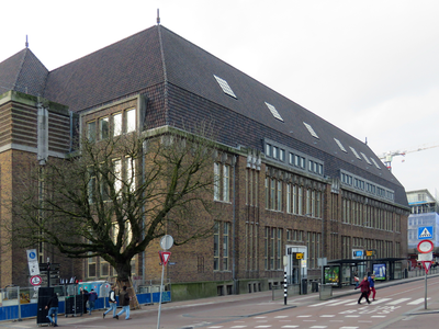 847704 Gezicht op de noordgevel van het gebouw Post Utrecht aan de Potterstraat te Utrecht. Met links in de gevel de ...